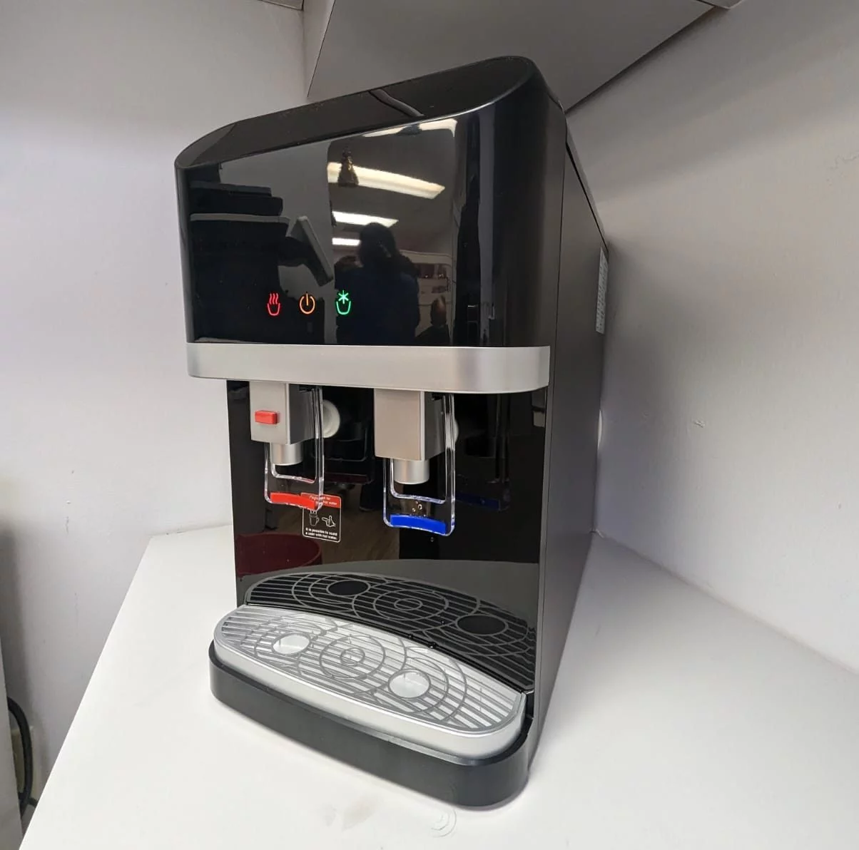 Tabletop bottleless water cooler